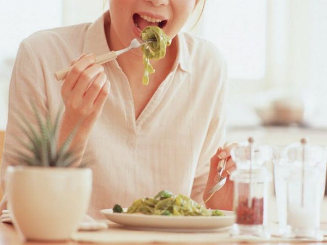 Ăn chậm, nhai kỹ để tránh tăng cân và ảnh hưởng sức khoẻ