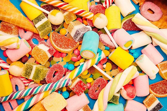 Tránh xa các loại thực phẩm chứa nhiều đường, bánh kẹo để tránh tăng cân